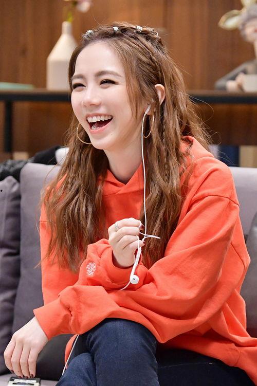 娛樂吃瓜小妹鄧紫棋,娛樂界的吃瓜小妹，揭秘娛樂圈背后的故事