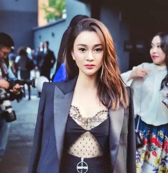 浴袍出鏡的娛樂吃瓜博主,揭秘娛樂圈幕后故事